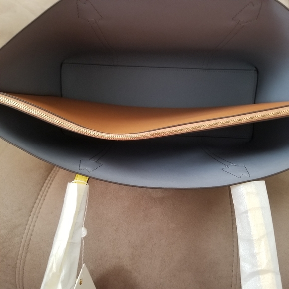 TORY BURCH PERRY TRIPLE COMPARTMENT TOTE - Picture 4 of 10